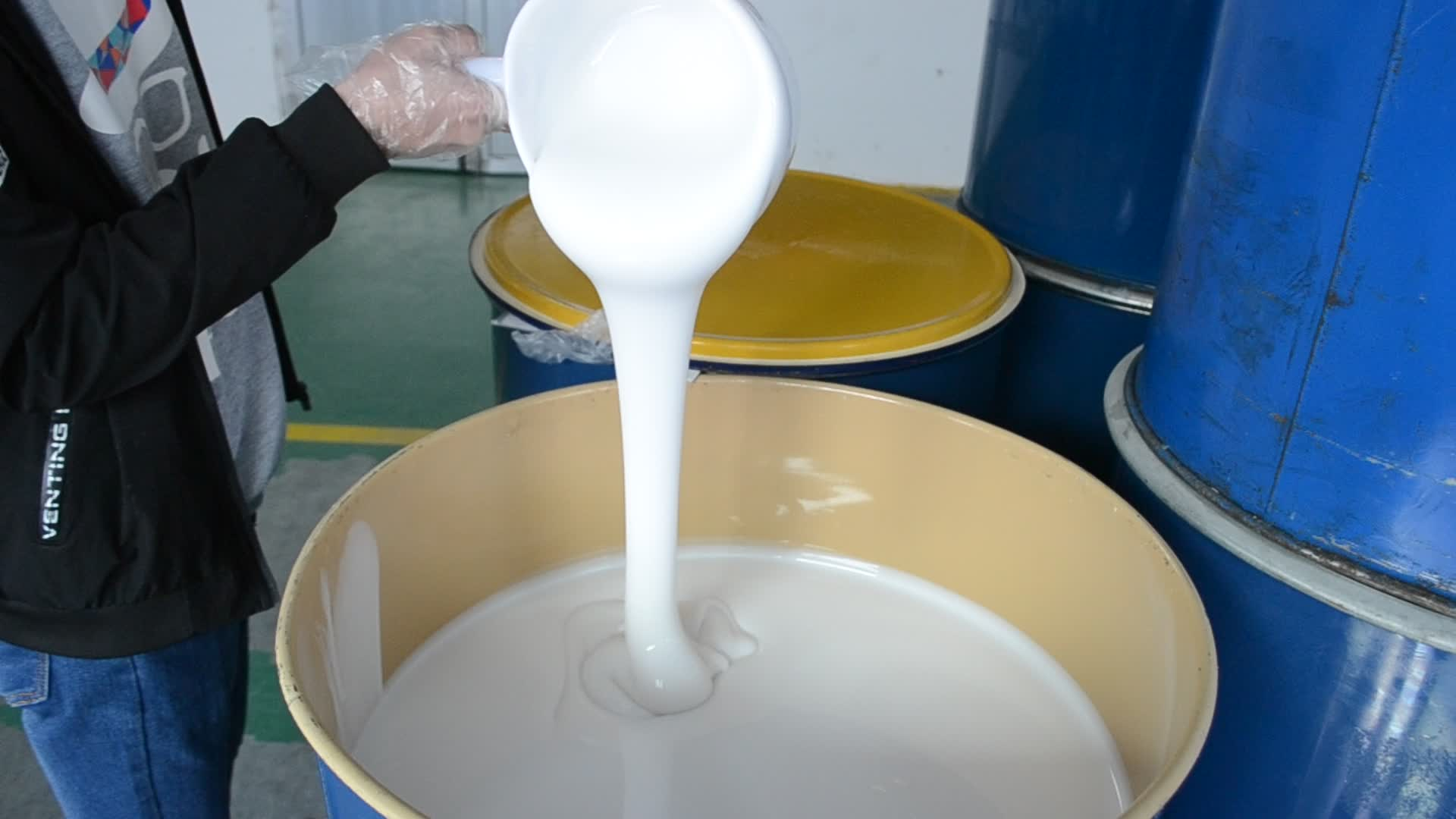 選購(gòu)模具硅膠如何適應(yīng)小批量與大批量生產(chǎn)的靈活需求？